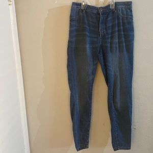 Jeans Size 9 Soft light Weight very elastic and comfortable.